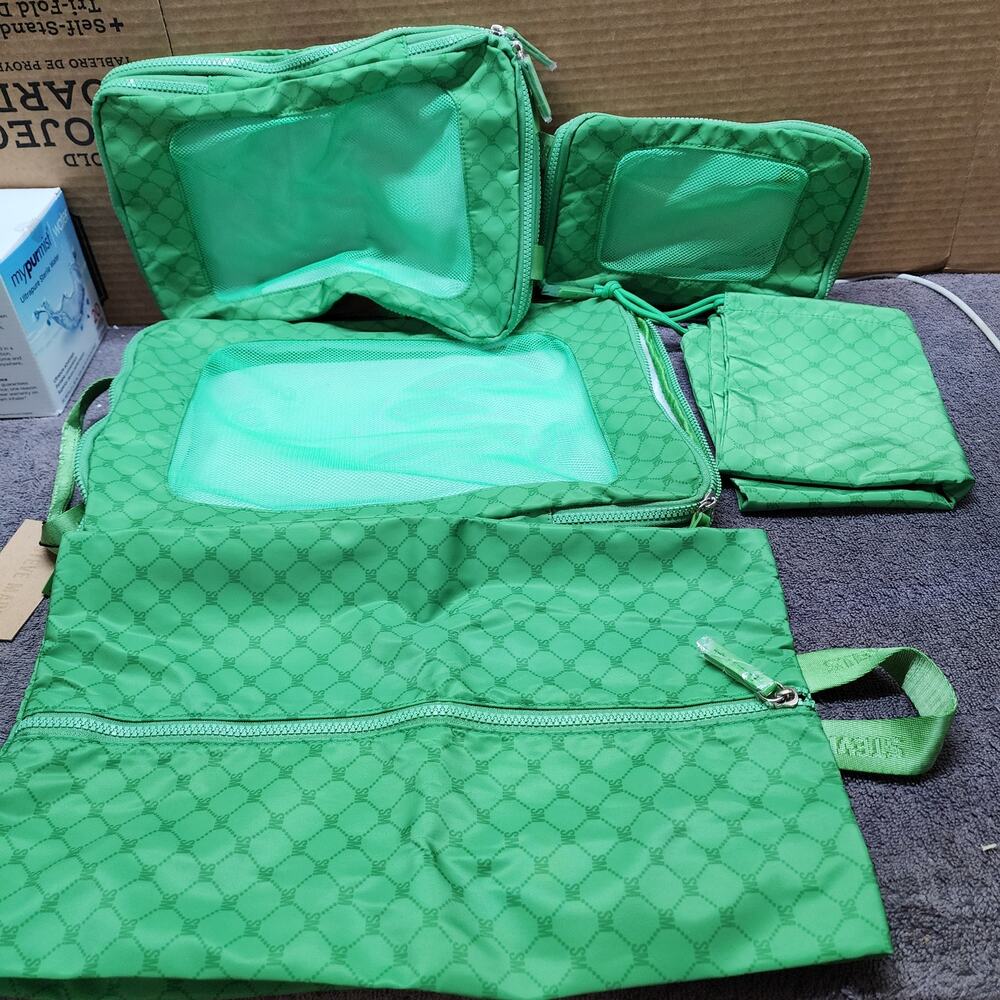 New with tags Steve Madden green travel bags set b53